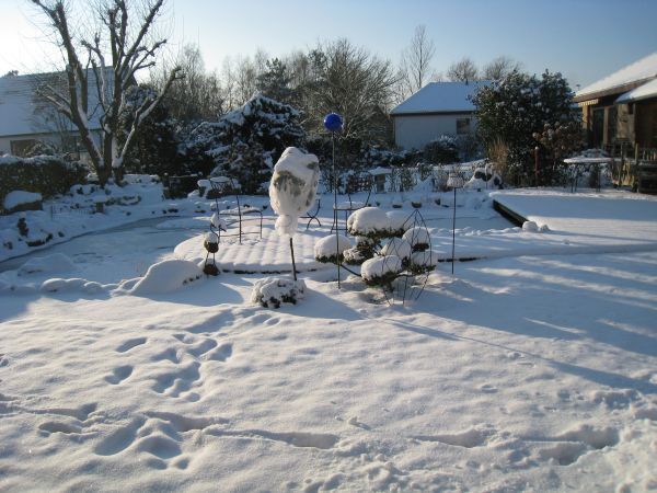 Gartenteich im Winter