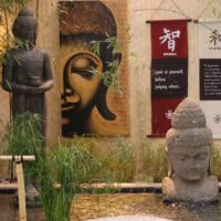 Buddha und Skulpturen aus Lavastein gegossen