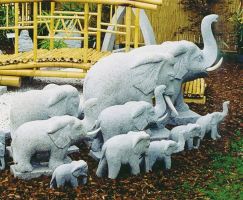 Tempellöwen, Elefanten und andere Tiere aus Granit
